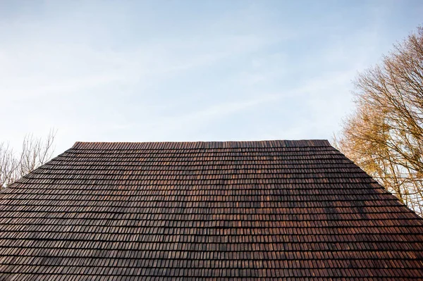 Techo Una Casa Con Cielo Azul — Foto de Stock