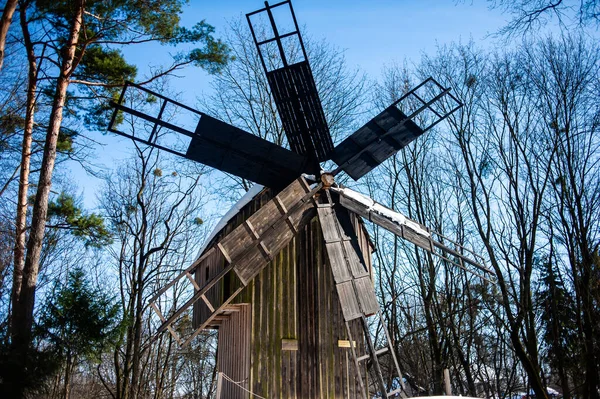 Alte Hölzerne Windmühle Dorf — Stockfoto