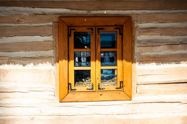 Vieja Ventana Madera Con Una Pared Blanca —  Fotos de Stock