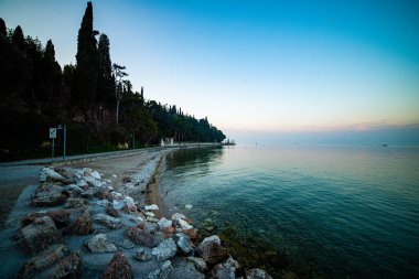 Güzel deniz manzarası ve göl.
