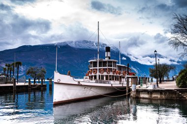 Dağlardaki güzel göl manzarası
