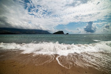 Dalgalar ve mavi gökyüzü ile güzel deniz kıyısı