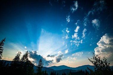 Dağın üstünde güzel bir gün batımı