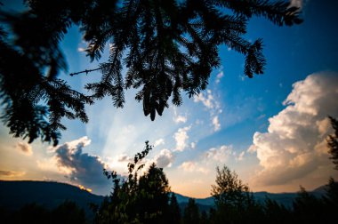 Dağlarda güzel bir gün batımı