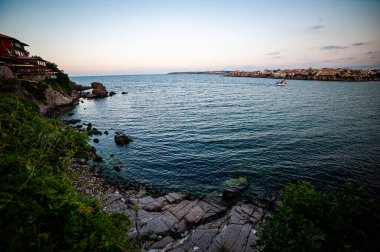 Güzel deniz manzarası ve kumsal.