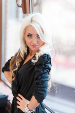 Mükemmel iç çamaşırlı sarışın kadın.