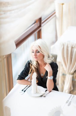 Mükemmel iç çamaşırlı sarışın kadın.