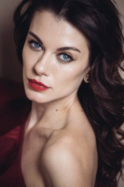 Zarif, muhteşem esmer kadın güzellik portresi. 