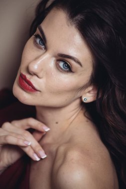 Zarif, muhteşem esmer kadın güzellik portresi. 