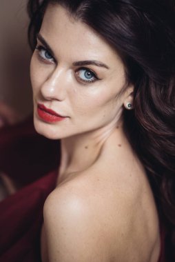 Zarif, muhteşem esmer kadın güzellik portresi. 