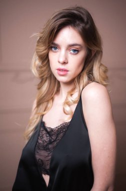 Stüdyoda pijamalı güzel bir kadın poz veriyor.