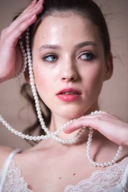 Duvağı olan güzel bir gelinin portresi