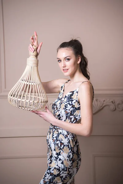 Bela Jovem Mulher Vestido Com Padrão Branco Fundo Cinza — Fotografia de Stock