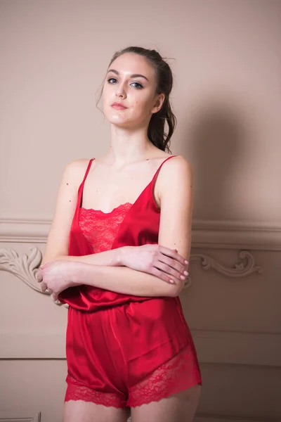 Красивая Молодая Женщина Красном Платье Позирует Белом Фоне — стоковое фото