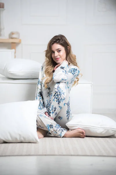 Mooie Jonge Vrouw Pyjama Poseren Studio — Stockfoto