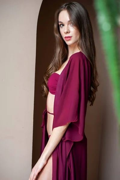 Hermosa Mujer Joven Vestido Rosa Posando Estudio — Foto de Stock