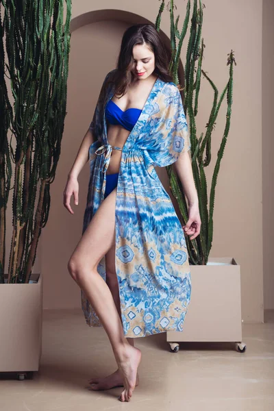Piękna Młoda Kobieta Niebieskiej Sukience Pozowanie Studio — Zdjęcie stockowe