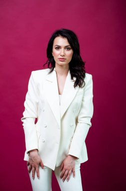 Gülümseyen genç iş kadınının portresi