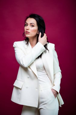 Gülümseyen genç iş kadınının portresi