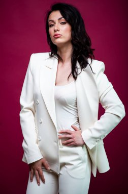 Gülümseyen genç iş kadınının portresi