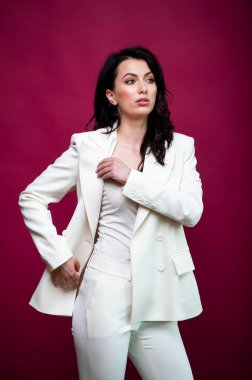 Gülümseyen genç iş kadınının portresi