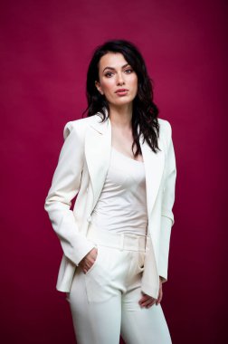 Gülümseyen genç iş kadınının portresi