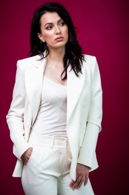 Gülümseyen genç iş kadınının portresi