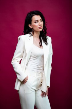 Gülümseyen genç iş kadınının portresi