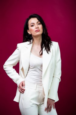 Gülümseyen genç iş kadınının portresi