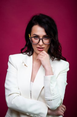 Arka planda resmi beyaz elbiseli, güler yüzlü iş kadını