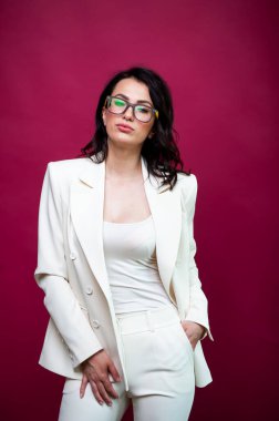 Arka planda resmi beyaz elbiseli, güler yüzlü iş kadını