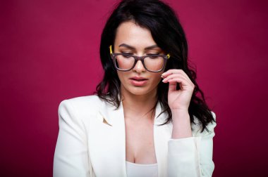 Arka planda resmi beyaz elbiseli, güler yüzlü iş kadını