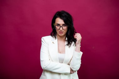 Arka planda resmi beyaz elbiseli, güler yüzlü iş kadını