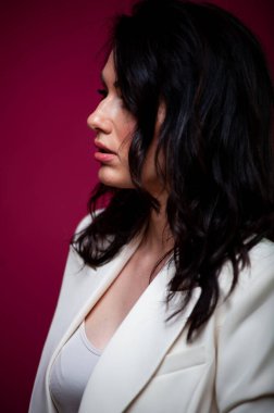 Arka planda resmi beyaz elbiseli, güler yüzlü iş kadını