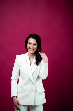 Arka planda resmi beyaz elbiseli, güler yüzlü iş kadını