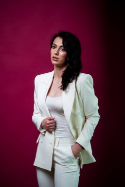 Arka planda resmi beyaz elbiseli, güler yüzlü iş kadını