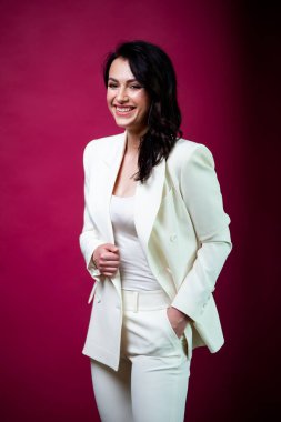 Arka planda resmi beyaz elbiseli, güler yüzlü iş kadını