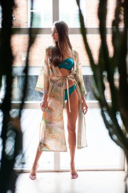 Kumsal için açık ipek ceketli, gülümseyen güzel bir kadın.