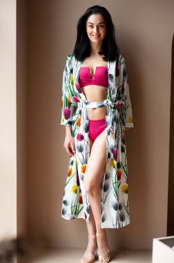 Beyaz gömlekli, etekli, kahve çantalı güzel bir kadın.