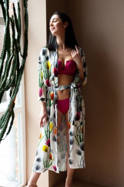 Stüdyoda dövmesi olan genç ve güzel bir kadın.