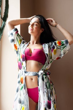 Stüdyoda dövmesi olan genç ve güzel bir kadın.