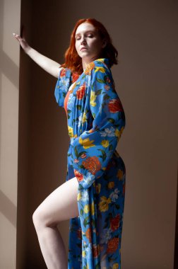 Elbise giymiş güzel genç bir kadın.