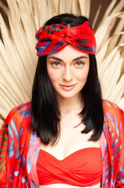 Kırmızı elbiseli güzel bir kadın.