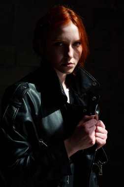 Genç kadın siyah deri ceketli siyah portre