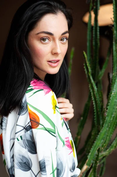 Mooie Jonge Vrouw Met Een Boeket Bloemen — Stockfoto