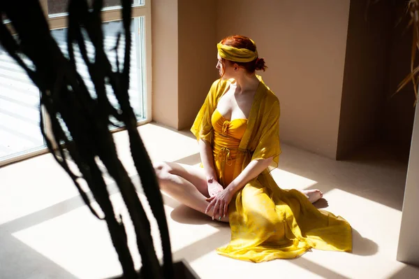 Bela Jovem Mulher Vestido Amarelo Uma Máscara Interior Hotel — Fotografia de Stock