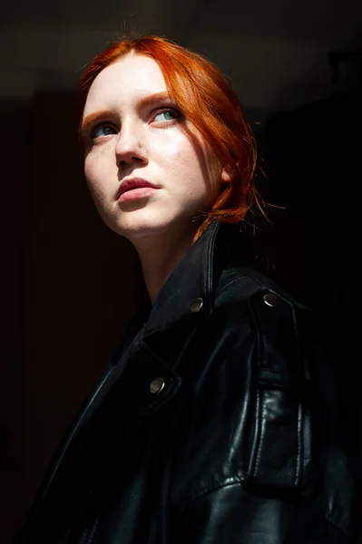年轻女子深色肖像皮黑色夹克 — 图库照片