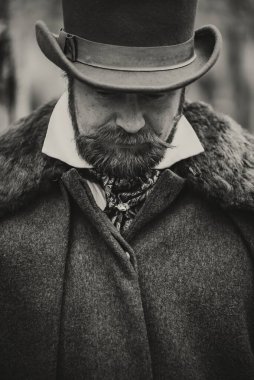 Takım elbiseli adam ve melon şapkalı adam. 19. yüzyılın zarif adamı..
