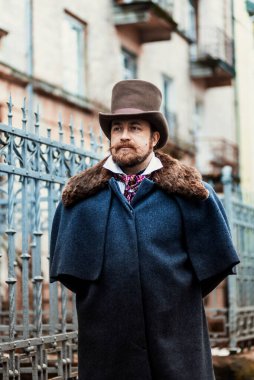 19. yüzyıl takım elbiseli şık bir adam.