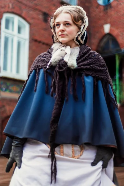 Portrait Plein Air Une Jeune Femme Victorienne Marchant Dans Vieille — Photo